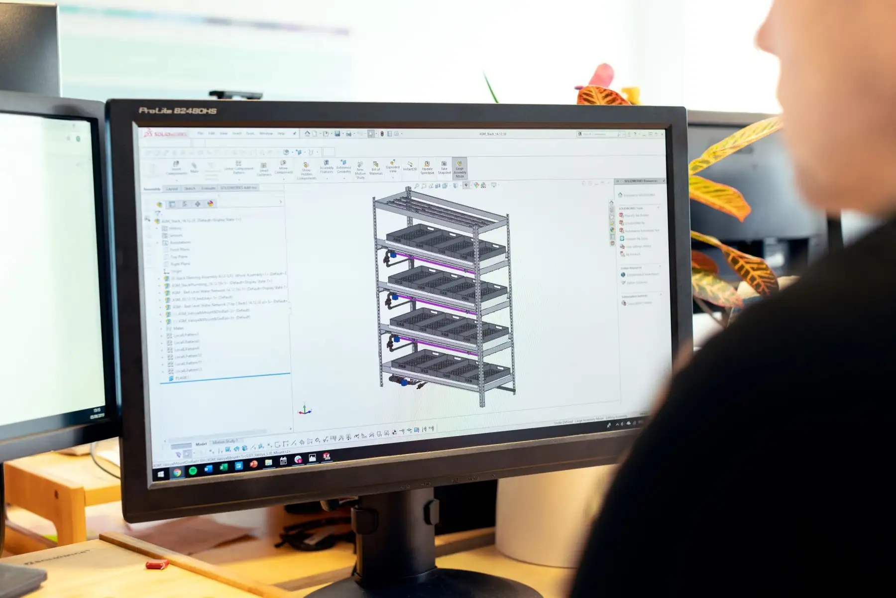 Konstrukteur arbeitet am Bildschirm an einem 3D-CAD-Modell eines Regalgestells.